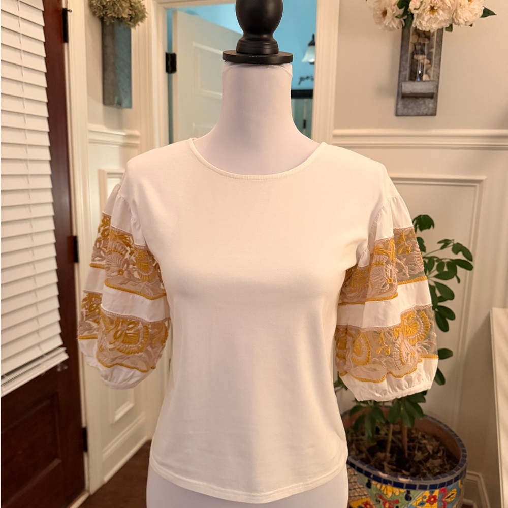 Cliche NWOT Balloon-Sleeve Lace Embroidered White and Gold Blouse